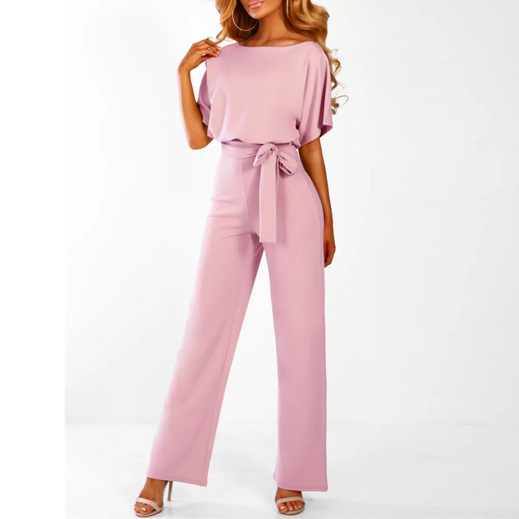 Elegante damesjumpsuit in beige, zwart en roze, met ceintuur en vloeiend silhouet, ideaal voor de zomer.