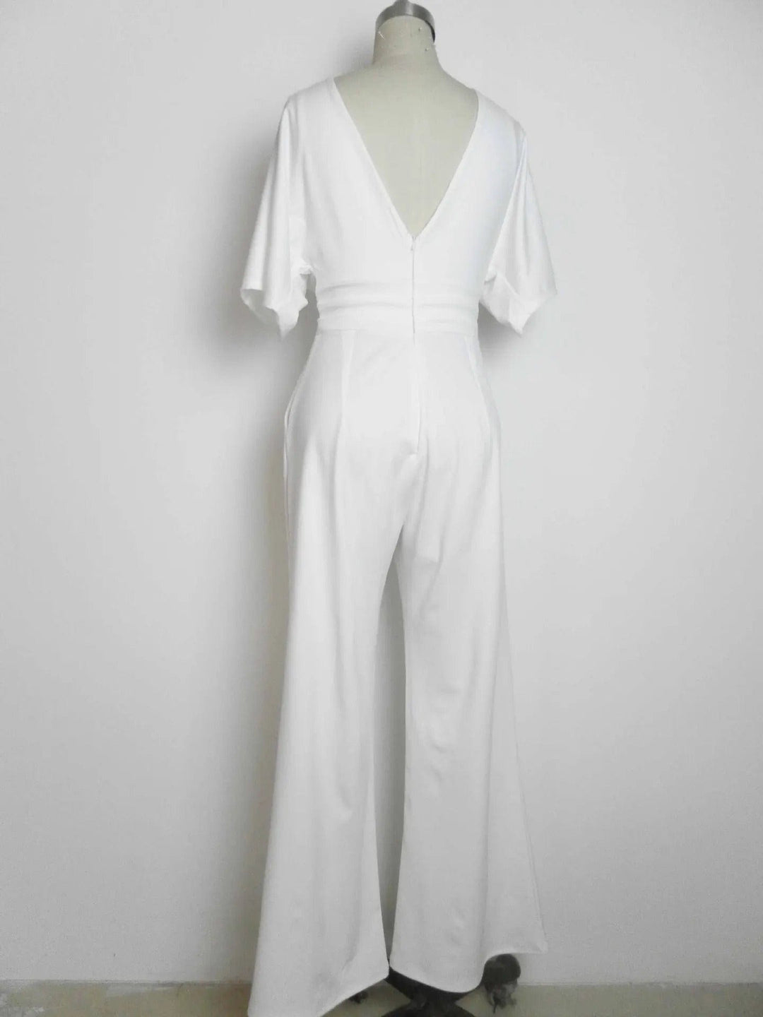 "Eleganter Damen-Jumpsuit mit V-Ausschnitt, Dolman-Ärmeln, elastischem Bund und weiten Hosen in Schwarz und Weinrot."