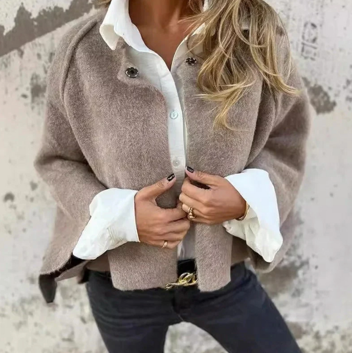 Stijlvolle dames kasjmier trui in beige, luxueus en warm, met rondhals design, ideaal voor elegante gelegenheden.