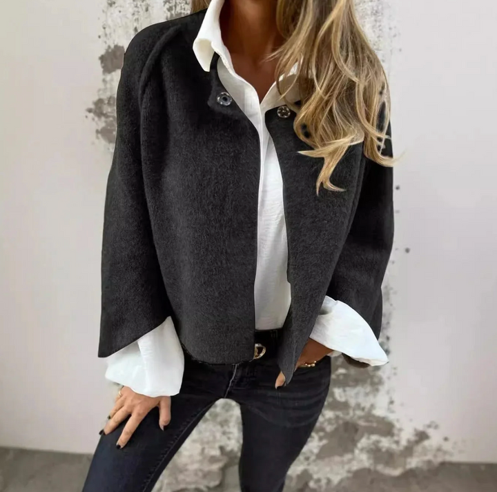 Stijlvolle dames kasjmier trui in beige, luxueus en warm, met rondhals design, ideaal voor elegante gelegenheden.
