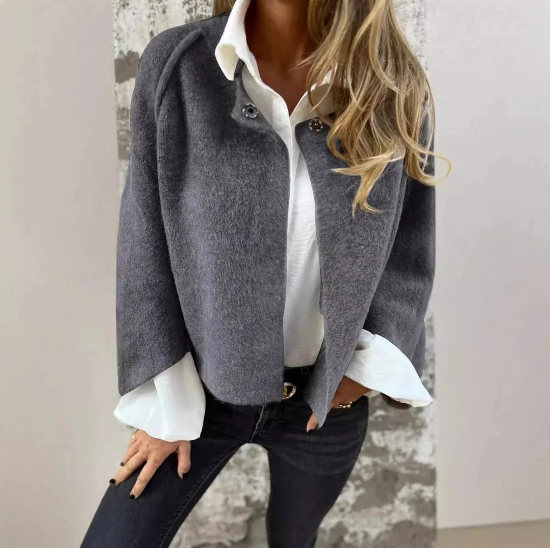 Stijlvolle dames kasjmier trui in beige, luxueus en warm, met rondhals design, ideaal voor elegante gelegenheden.