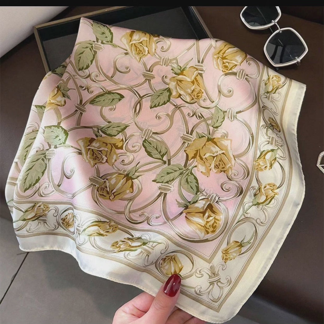 Elegante zijden dames sjaal 70x70 cm, vierkant van vorm, zachte glans, veelzijdig te dragen als nek- of haaraccessoire.