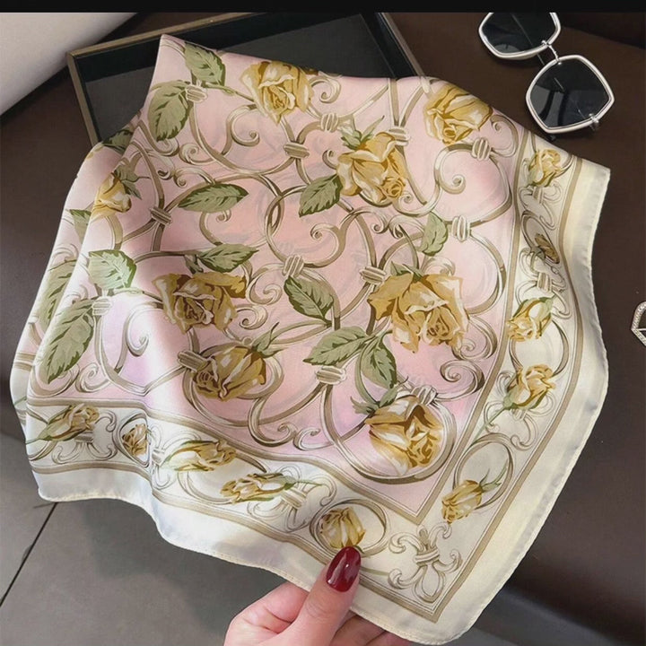 Elegante zijden dames sjaal 70x70 cm, vierkant van vorm, zachte glans, veelzijdig te dragen als nek- of haaraccessoire.