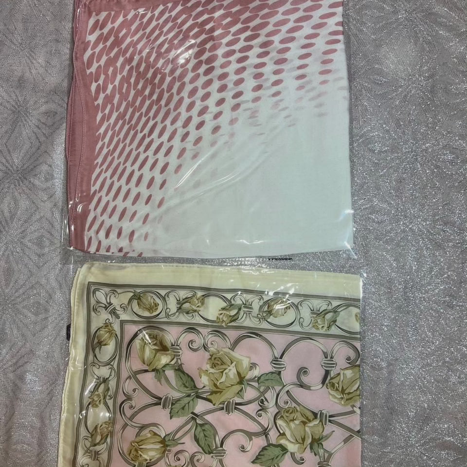 Elegante zijden dames sjaal 70x70 cm, vierkant van vorm, zachte glans, veelzijdig te dragen als nek- of haaraccessoire.