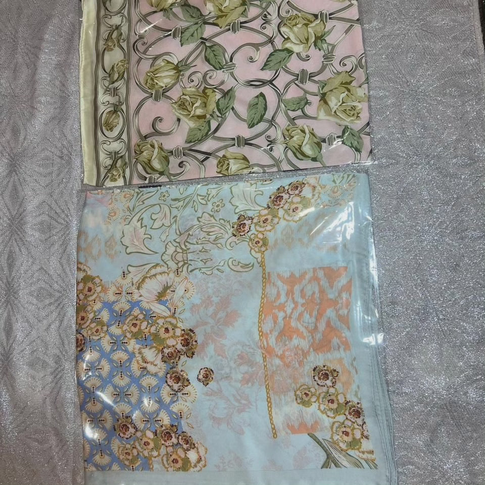 Elegante zijden dames sjaal 70x70 cm, vierkant van vorm, zachte glans, veelzijdig te dragen als nek- of haaraccessoire.