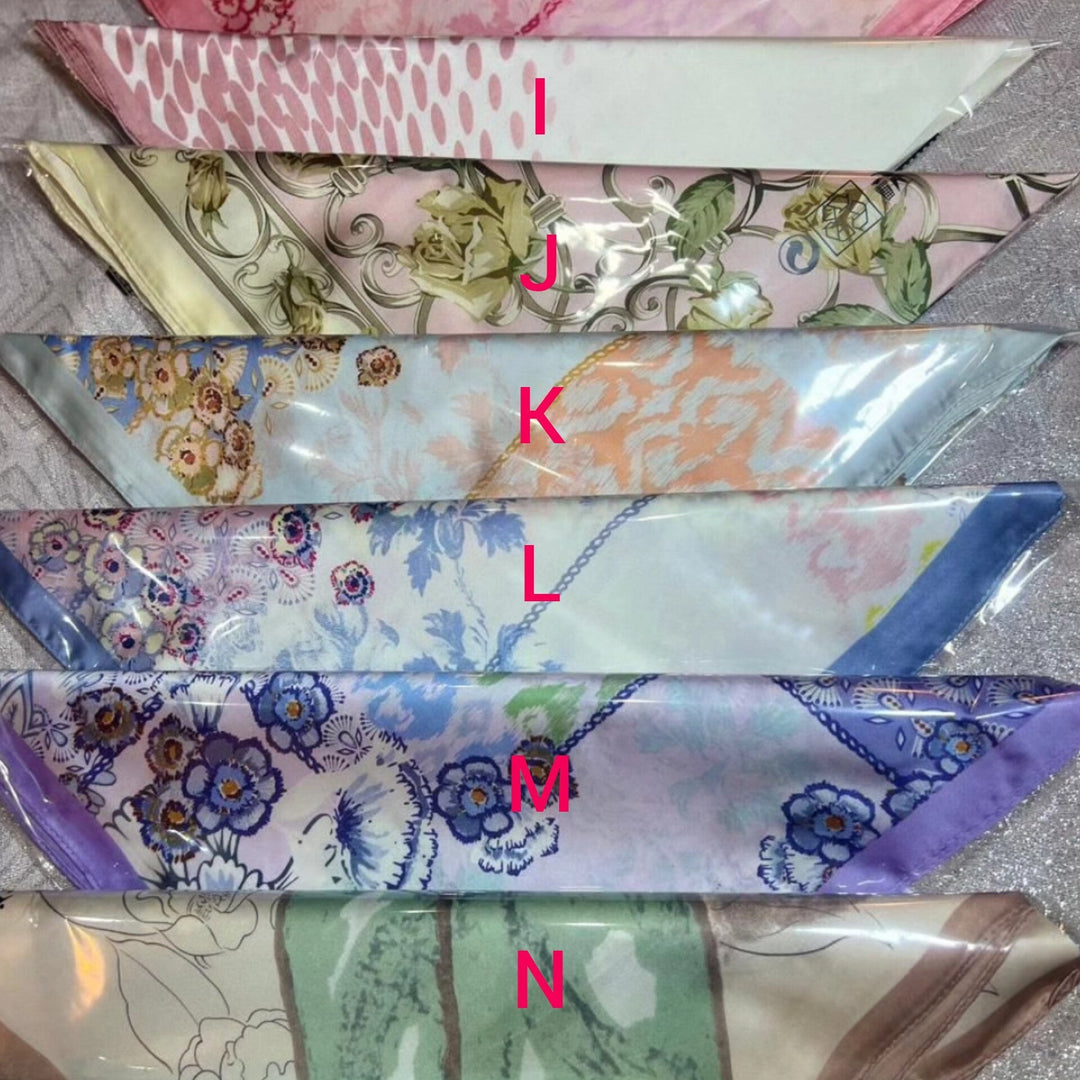 Elegante zijden dames sjaal 70x70 cm, vierkant van vorm, zachte glans, veelzijdig te dragen als nek- of haaraccessoire.