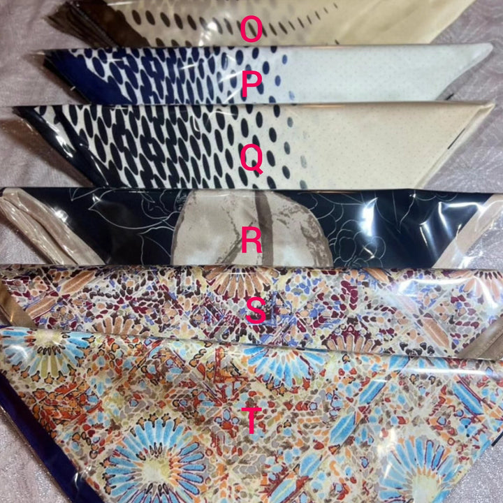 Elegante zijden dames sjaal 70x70 cm, vierkant van vorm, zachte glans, veelzijdig te dragen als nek- of haaraccessoire.