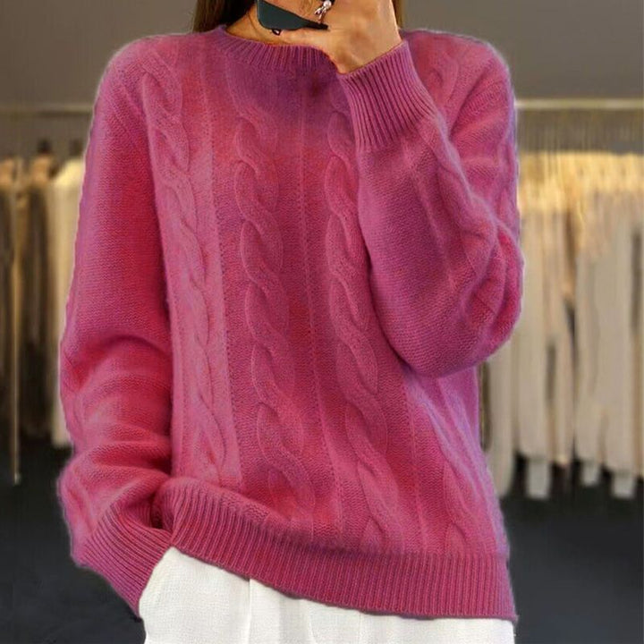 Elegante dames gebreide trui in crème, warm, gebreid patroon, ideaal voor winterdagen, combineert stijl en comfort.