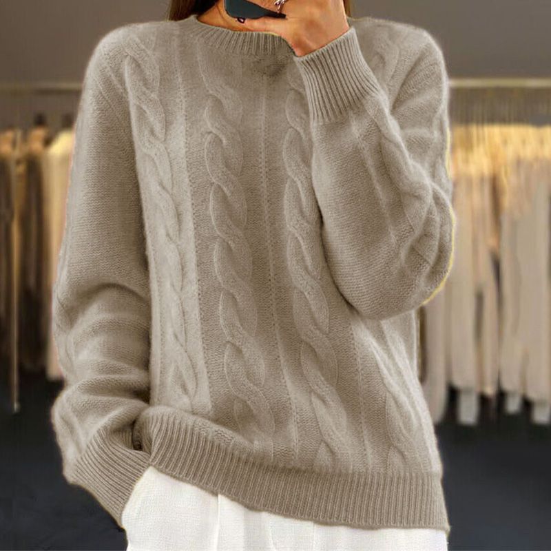 Elegante dames gebreide trui in crème, warm, gebreid patroon, ideaal voor winterdagen, combineert stijl en comfort.