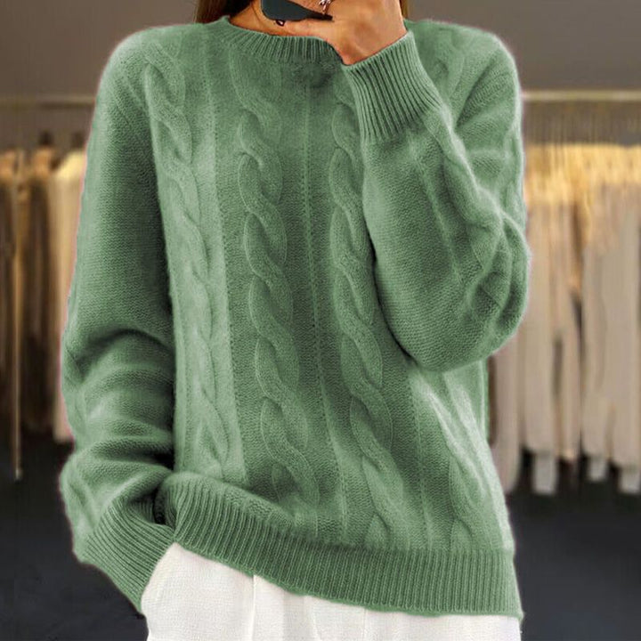 Elegante dames gebreide trui in crème, warm, gebreid patroon, ideaal voor winterdagen, combineert stijl en comfort.