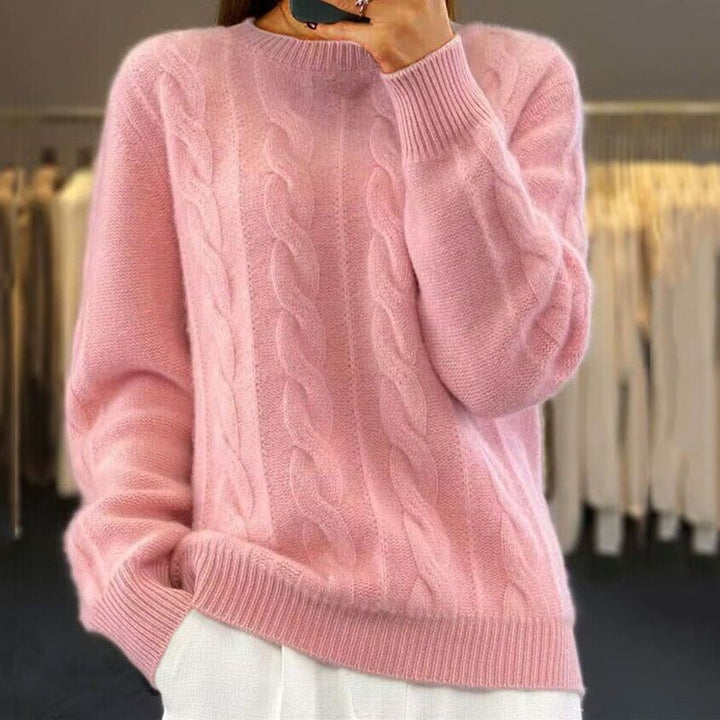 Elegante dames gebreide trui in crème, warm, gebreid patroon, ideaal voor winterdagen, combineert stijl en comfort.