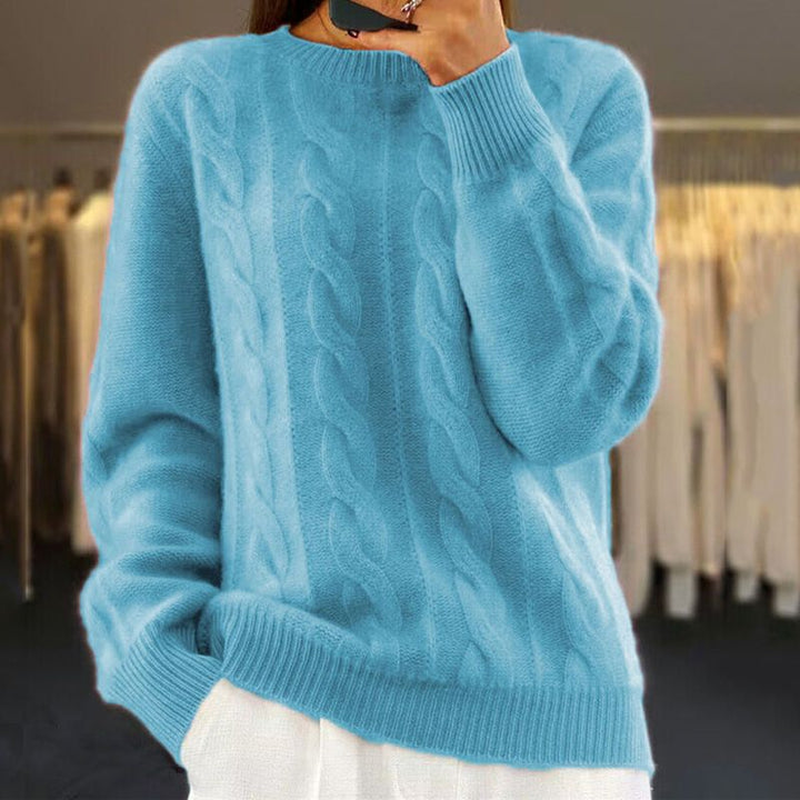 Elegante dames gebreide trui in crème, warm, gebreid patroon, ideaal voor winterdagen, combineert stijl en comfort.