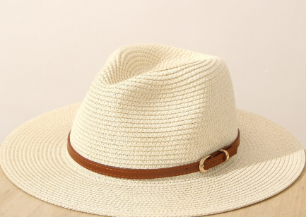 Elegant dames strohoed in beige met een klassieke jazz-top stijl, ideaal voor zomer en strand, biedt stijlvolle zonbescherming.