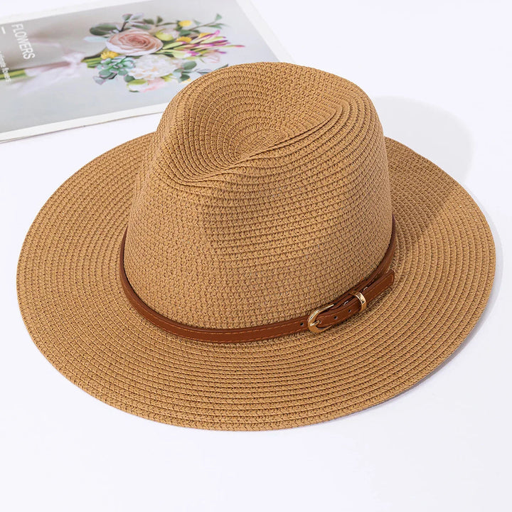 Stijlvolle dames strohoed in beige, perfect voor zomerse evenementen en als modeaccessoire op zonnige dagen.