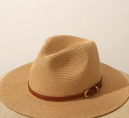 Melkwitte dames strohoed, ideaal voor een luchtige zomerse look, comfortabel en beschermend.