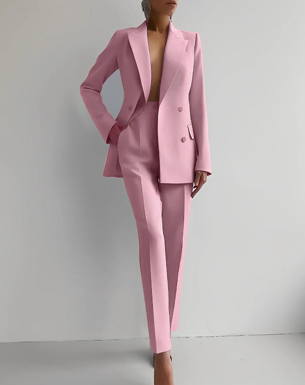 Elegant damespak van crêpe, slim-fit ontwerp, blazer en broek, stijlvol voor kantoor of formele gelegenheden.