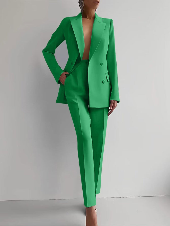 Elegant damespak van crêpe, slim-fit ontwerp, blazer en broek, stijlvol voor kantoor of formele gelegenheden.