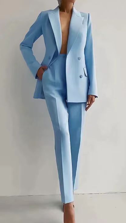 Elegant damespak van crêpe, slim-fit ontwerp, blazer en broek, stijlvol voor kantoor of formele gelegenheden.