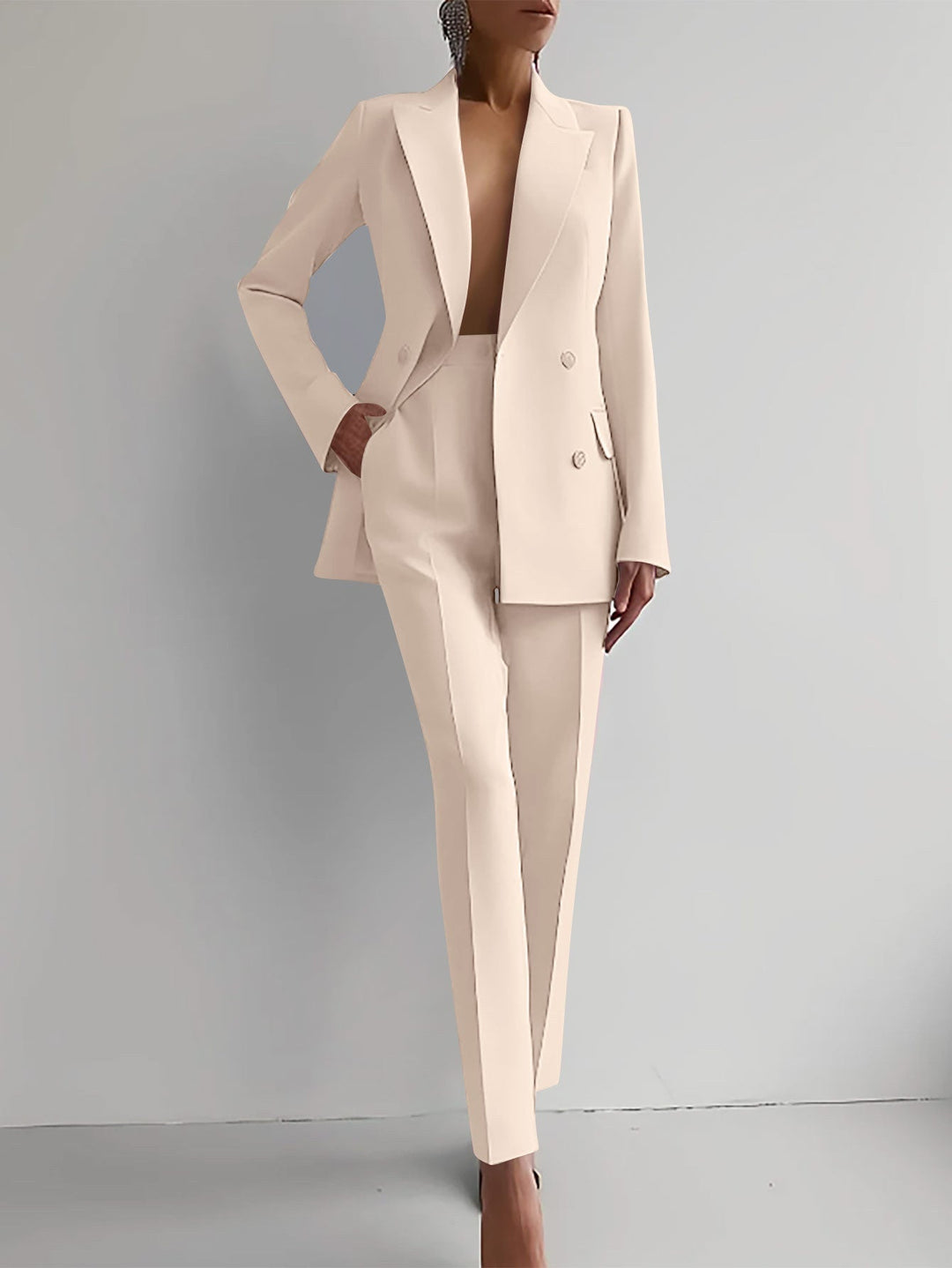 Elegant damespak van crêpe, slim-fit ontwerp, blazer en broek, stijlvol voor kantoor of formele gelegenheden.