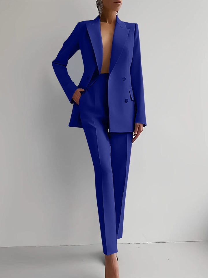 Elegant damespak van crêpe, slim-fit ontwerp, blazer en broek, stijlvol voor kantoor of formele gelegenheden.