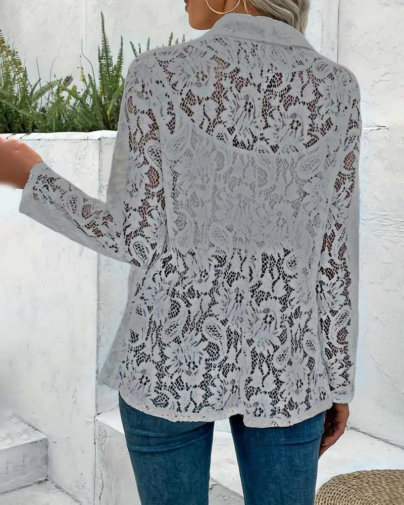 Elegante damesblazer met kantaccenten, chic en stijlvol, ideaal voor elegante gelegenheden, in lichte stofkwaliteit.