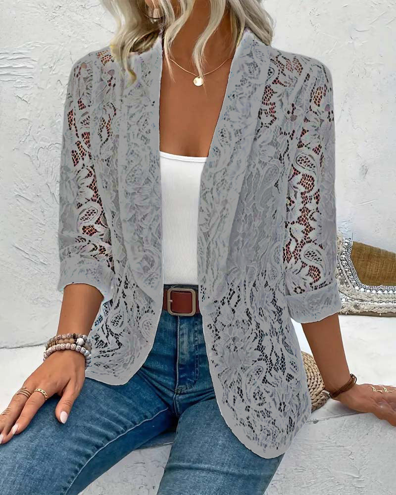 Elegante damesblazer met kantaccenten, chic en stijlvol, ideaal voor elegante gelegenheden, in lichte stofkwaliteit.