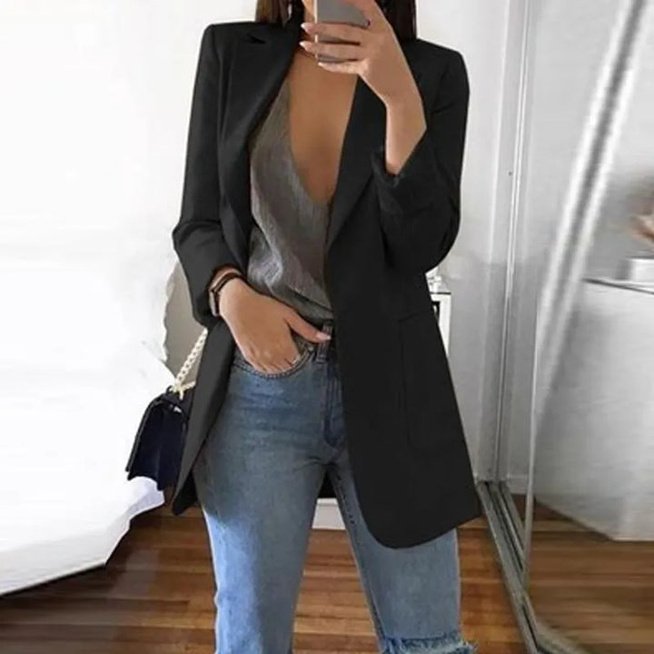 Elegante damesblazer met flatterende pasvorm, ideaal voor werk of avondkleding, in een stijlvol en veelzijdig ontwerp.