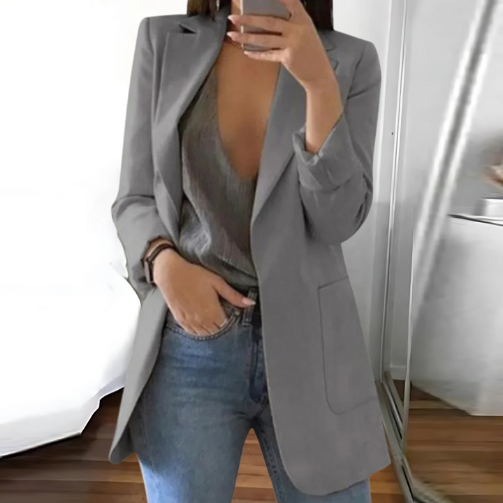 Elegante damesblazer met flatterende pasvorm, ideaal voor werk of avondkleding, in een stijlvol en veelzijdig ontwerp.