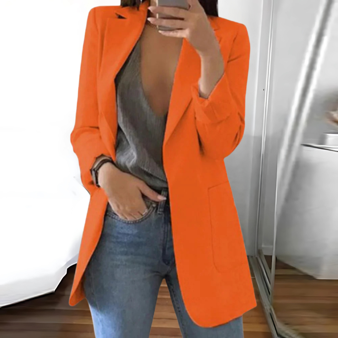 Elegante damesblazer met flatterende pasvorm, ideaal voor werk of avondkleding, in een stijlvol en veelzijdig ontwerp.