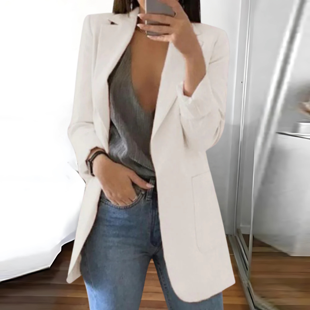 Elegante damesblazer met flatterende pasvorm, ideaal voor werk of avondkleding, in een stijlvol en veelzijdig ontwerp.