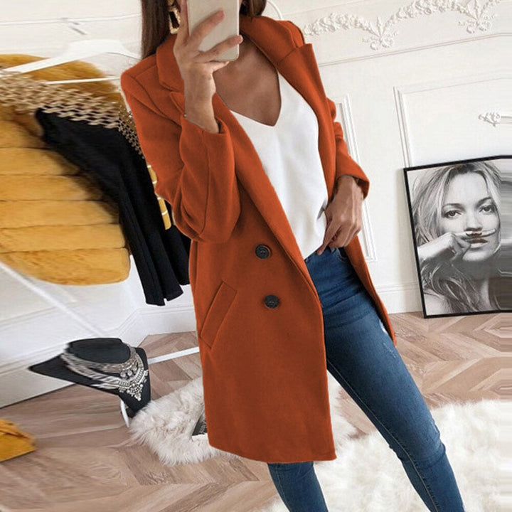 Damesjas met elegante details zoals omgeslagen kraag en zakken, ideaal voor verschillende gelegenheden.