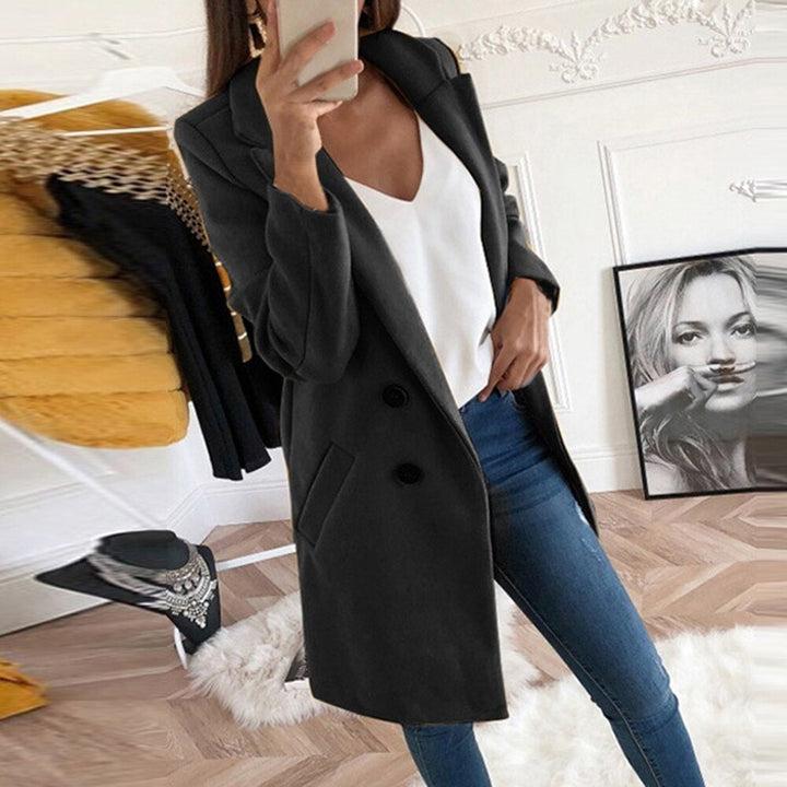 Modebewuste damesjas met omgeslagen kraag en handige zakken, een must-have voor elke garderobe.