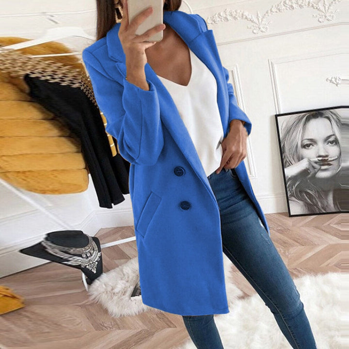 Damesbovenkleding met omgeslagen kraag en zakken, combineert elegantie met functionaliteit.