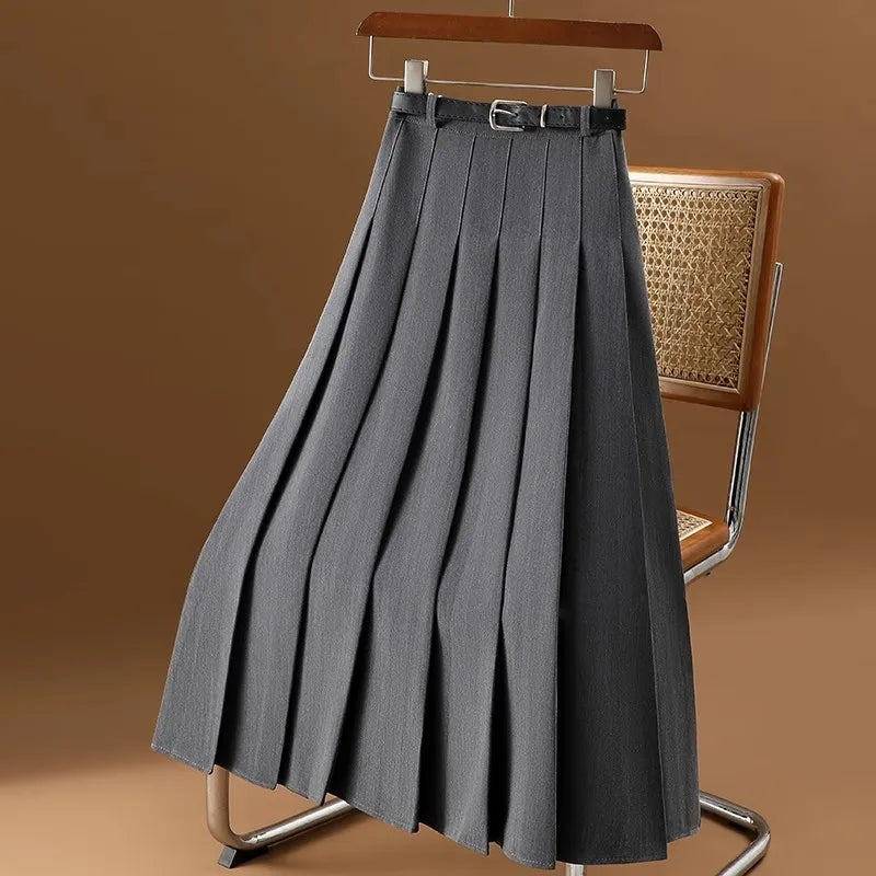 Elegant grijze Felicita damesrok met comfortabele pasvorm en tijdloos design, ideaal voor vrije tijd en werk.