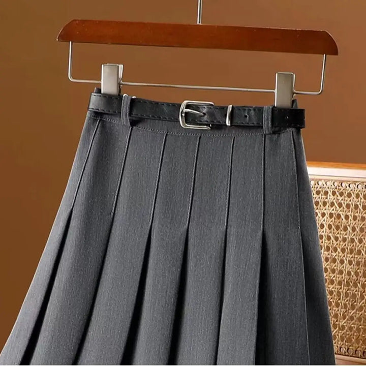 Elegant grijze Felicita damesrok met comfortabele pasvorm en tijdloos design, ideaal voor vrije tijd en werk.