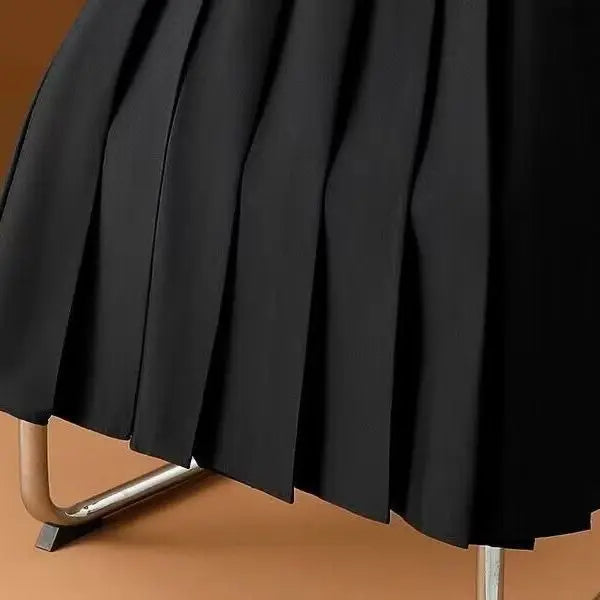Elegant grijze Felicita damesrok met comfortabele pasvorm en tijdloos design, ideaal voor vrije tijd en werk.