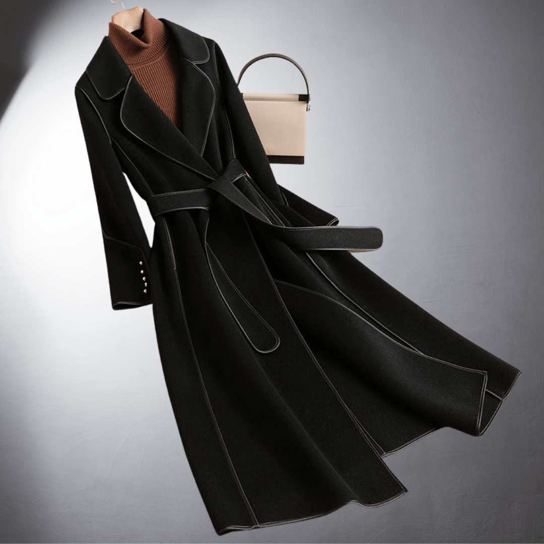 Elegante handgemaakte kasjmier damesmantel in beige, flatterende pasvorm, hoogwaardig afgewerkt, veelzijdig te dragen.