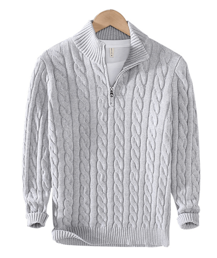 Elegante grijze heren kabeltrui met halve rits, biedt warmte en klassieke stijl voor koude dagen.