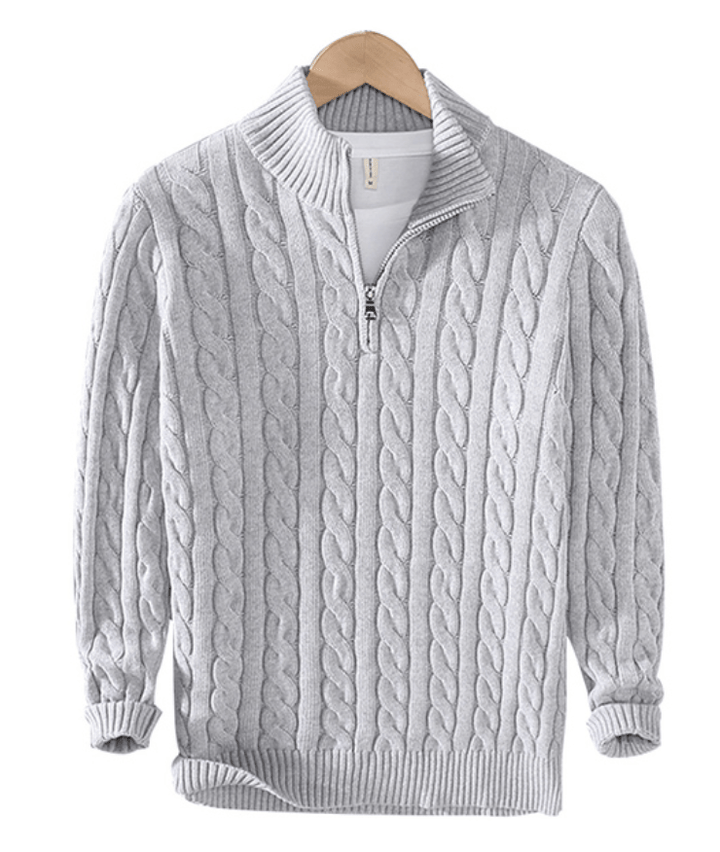 Elegante grijze heren kabeltrui met halve rits, biedt warmte en klassieke stijl voor koude dagen.