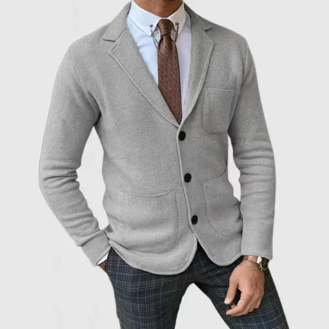Zijaanzicht van de luxe gebreide blazer voor heren, toont de pasvorm en detaillering.