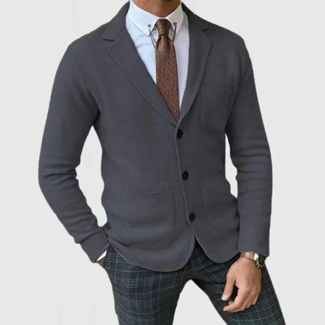 Detailweergave van de stof en knopen van de gebreide blazer voor mannen.