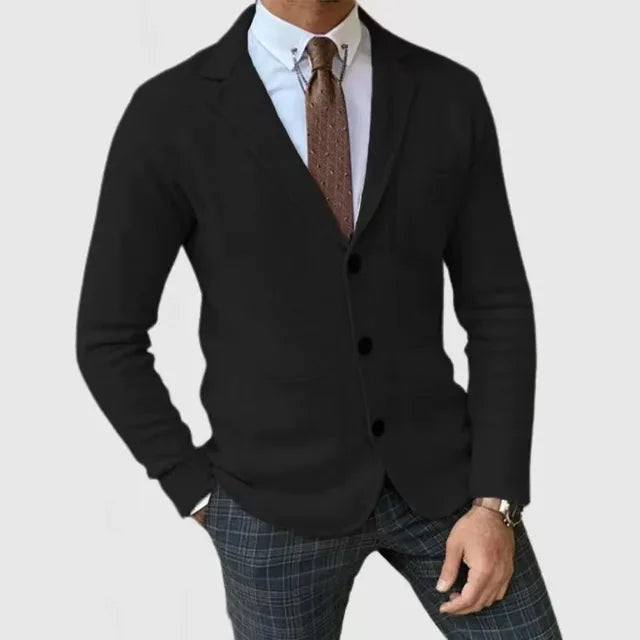 Man draagt een lichtgrijze gebreide blazer, voor een verfijnde alledaagse look.