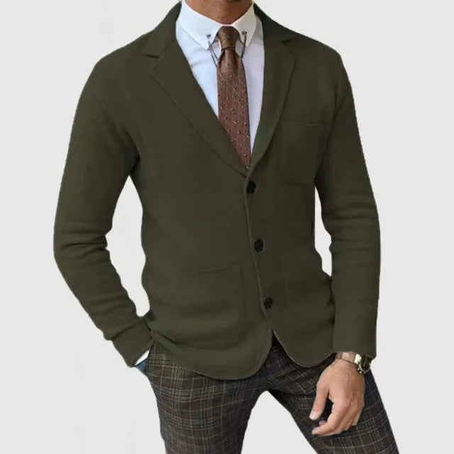 Model draagt een zwarte gebreide blazer, ideaal voor een zakelijke of avondoutfit.