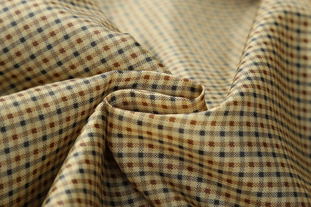 Heren Trenchcoat in beige, lange getailleerde silhouet, ideaal voor de herfst, veelzijdig ontwerp voor elke gelegenheid.