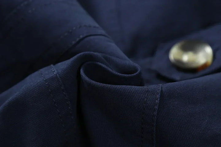 Heren Trenchcoat in beige, lange getailleerde silhouet, ideaal voor de herfst, veelzijdig ontwerp voor elke gelegenheid.