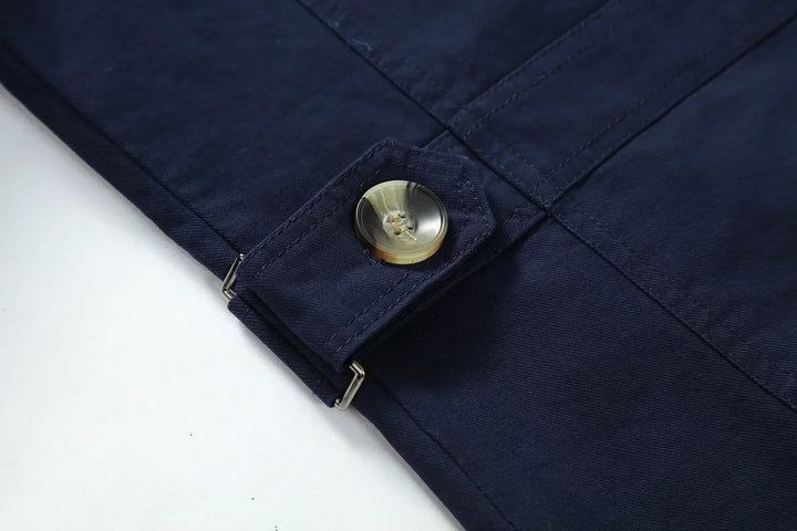 Heren Trenchcoat in beige, lange getailleerde silhouet, ideaal voor de herfst, veelzijdig ontwerp voor elke gelegenheid.