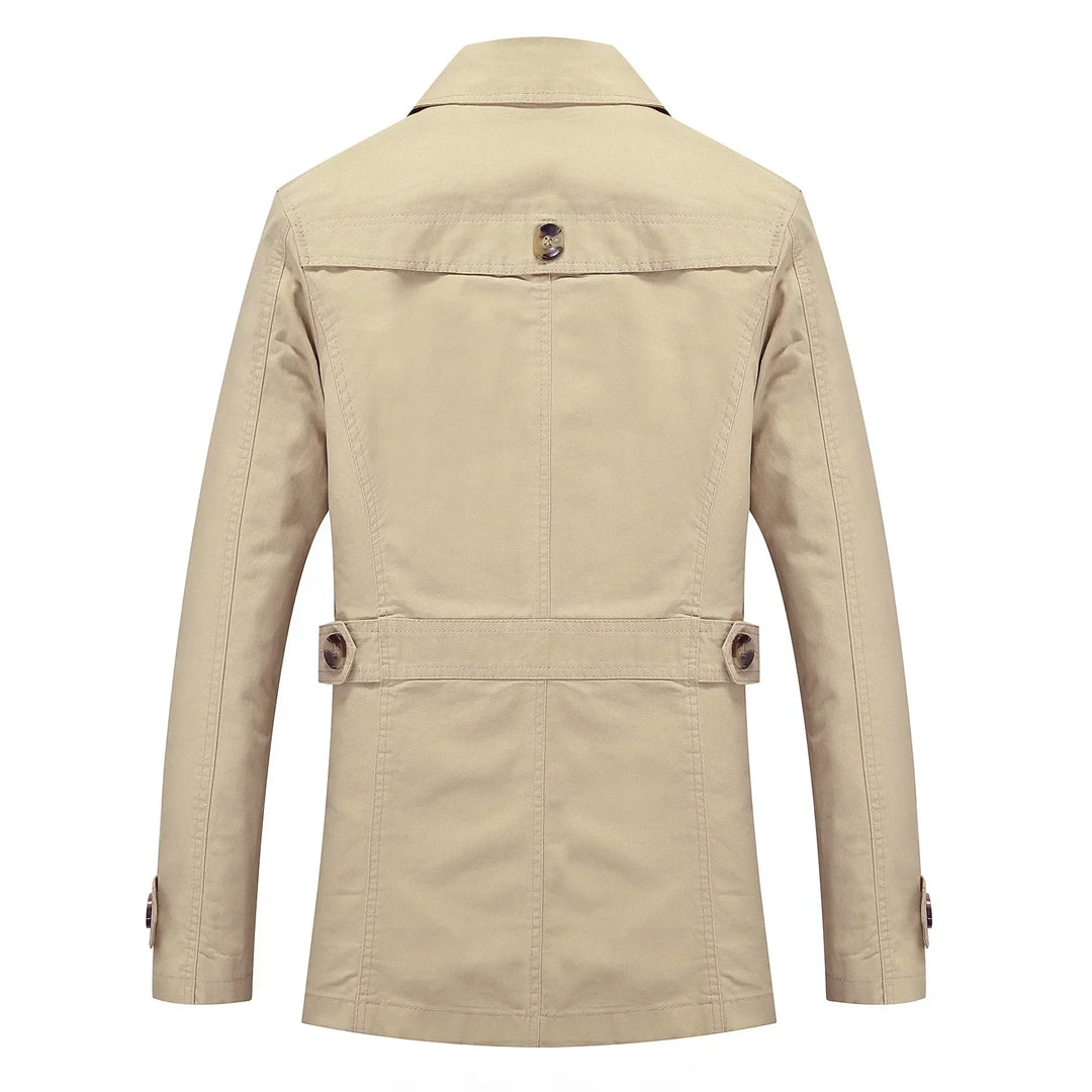 Heren Trenchcoat in beige, lange getailleerde silhouet, ideaal voor de herfst, veelzijdig ontwerp voor elke gelegenheid.