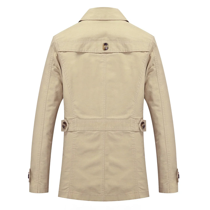Heren Trenchcoat in beige, lange getailleerde silhouet, ideaal voor de herfst, veelzijdig ontwerp voor elke gelegenheid.