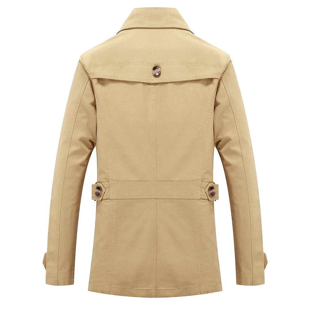Heren Trenchcoat in beige, lange getailleerde silhouet, ideaal voor de herfst, veelzijdig ontwerp voor elke gelegenheid.