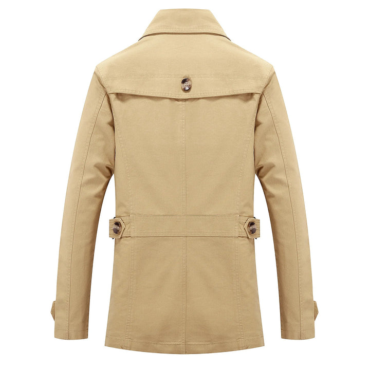 Heren Trenchcoat in beige, lange getailleerde silhouet, ideaal voor de herfst, veelzijdig ontwerp voor elke gelegenheid.